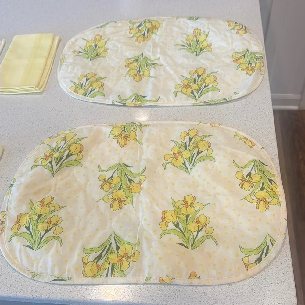 Vintage Floral Yellow Kitchen Set of 2 placemats 4 napkins